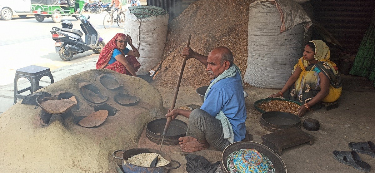 भुजा भुट्दै बेचन भुज, साथमा उनकी श्रीमती र बुहारी। तस्बिरः भगवती पाण्डे/सेतोपाटी